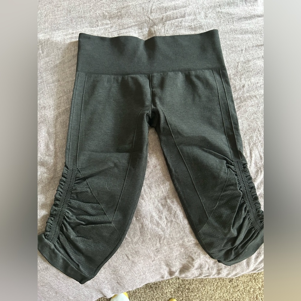 Lululemon crop black leggings.